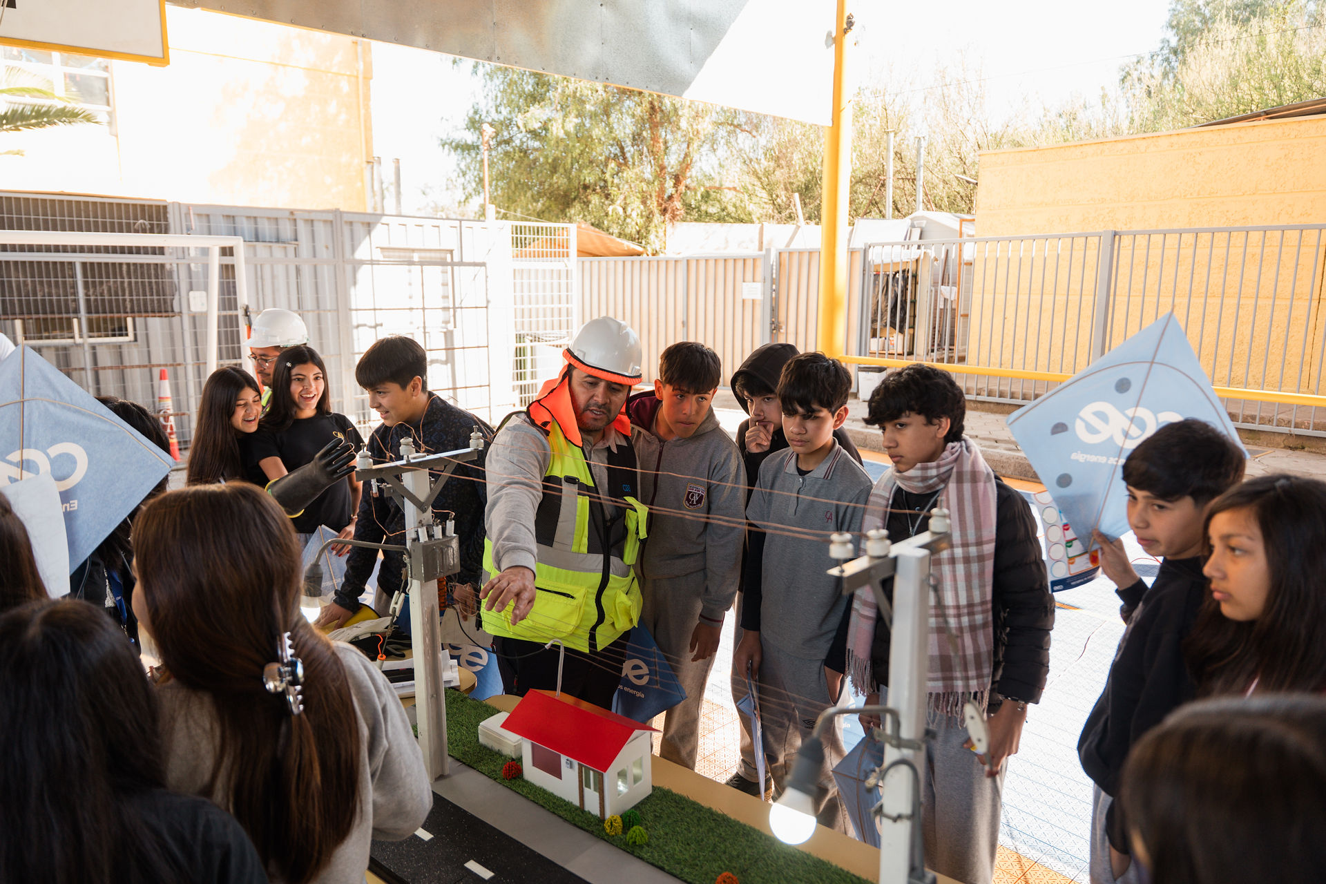 CGE y autoridades difunden Campaña “Volantín Seguro” 2026 en Colegio Antonio Varas de Vicuña